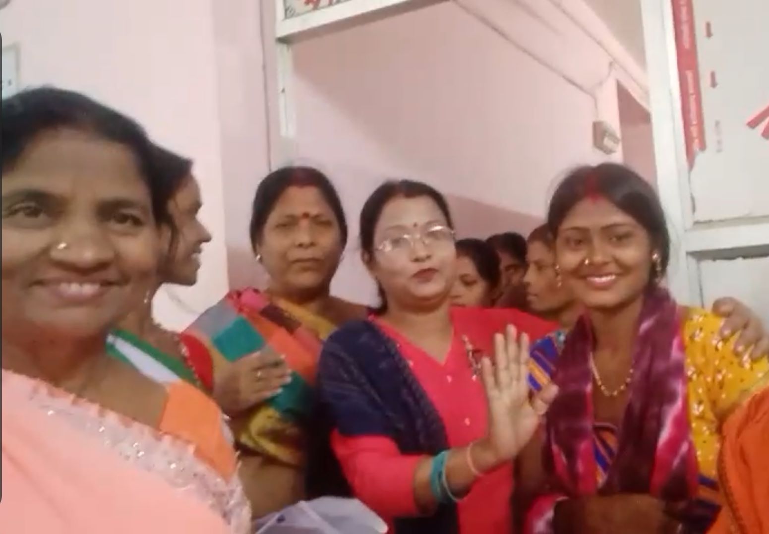 चुनाव प्रचार छोड़ गर्भवती महिला की मदद के लिए अस्पताल पहुंचे राजा पीटर के कार्यकर्ता