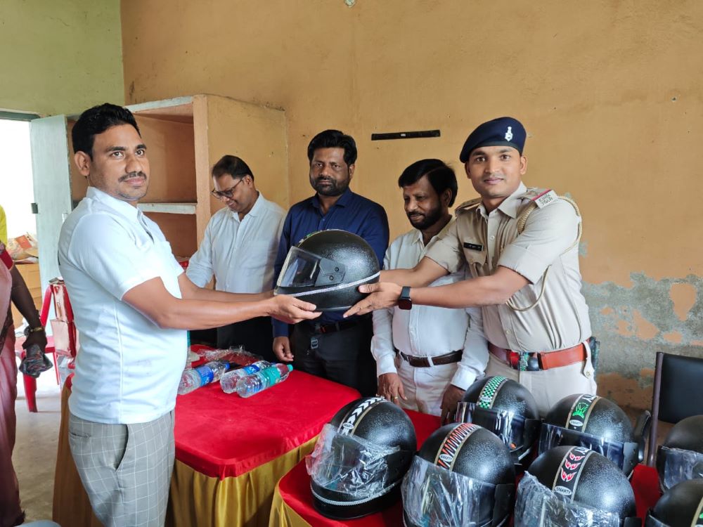 गोमिया थाना में ‘We’re your Friends in Uniform!’ अभियान के तहत स्वयंसेवकों को किया गया सम्मानित